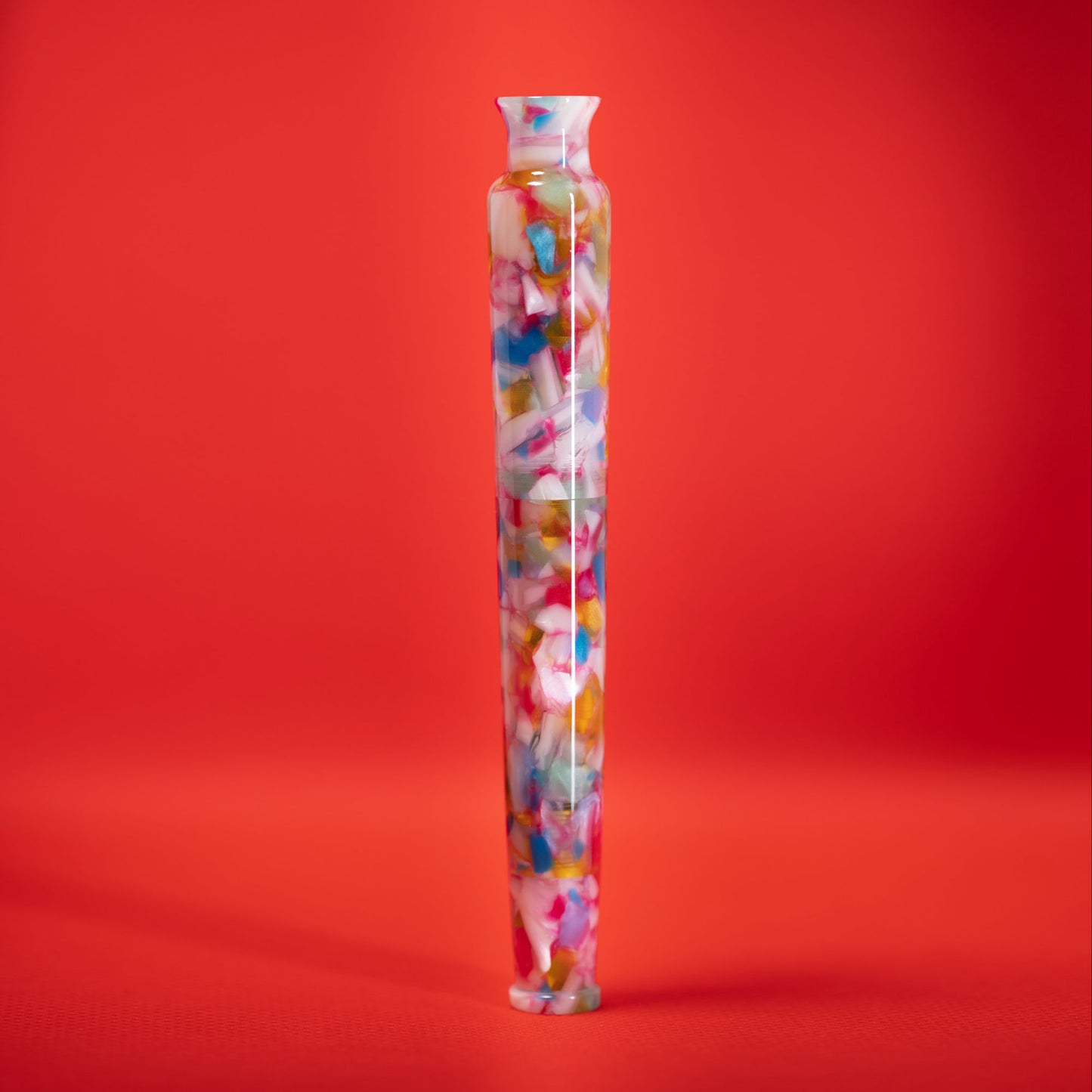Plume de Luxe en Résine Brillante avec Motifs en Émail